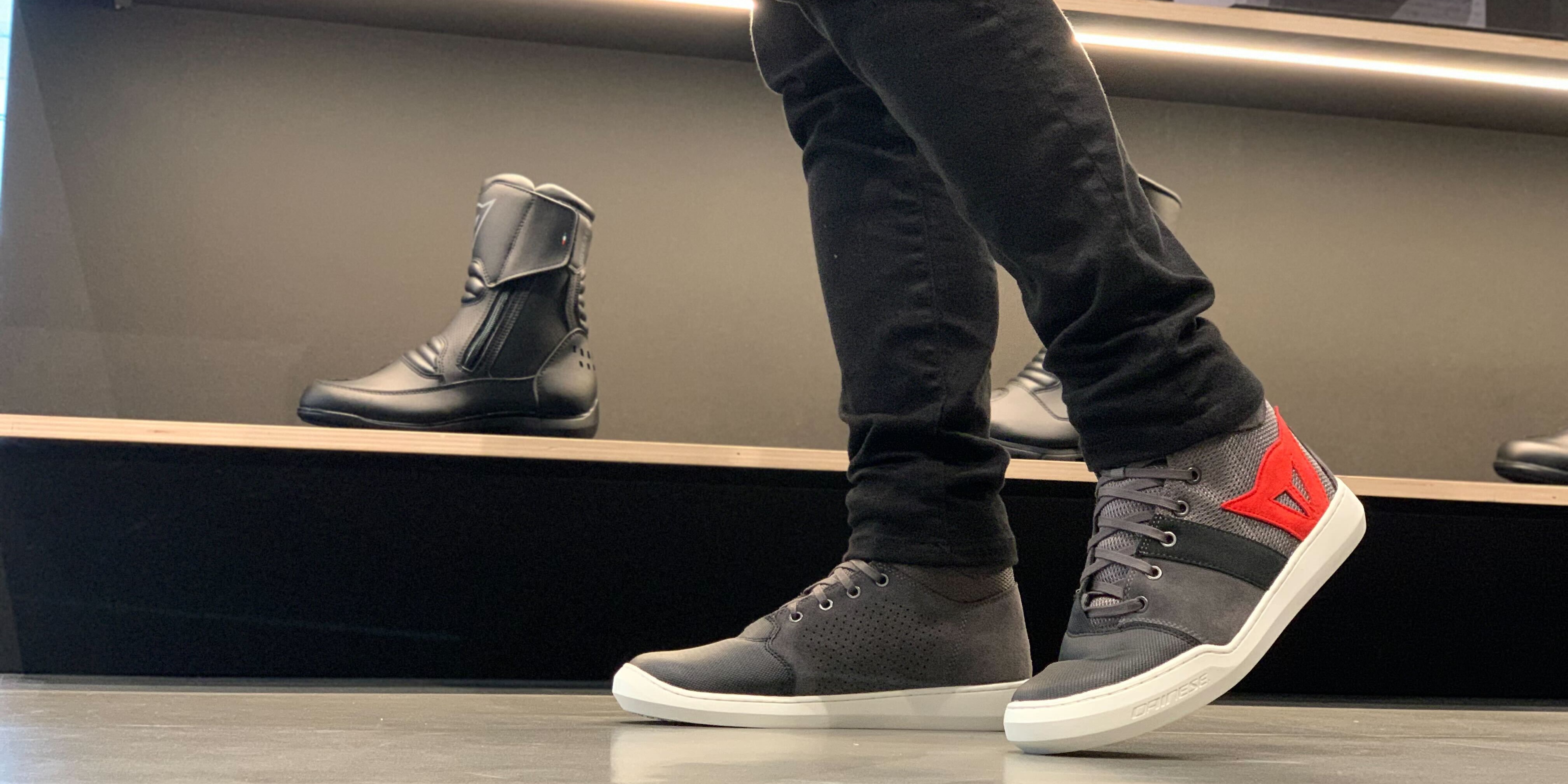 ダイネーゼ　YORK AIR SHOES 26.5 Dainese York Air Shoes Review at SpeedAddicts.com - YouTube